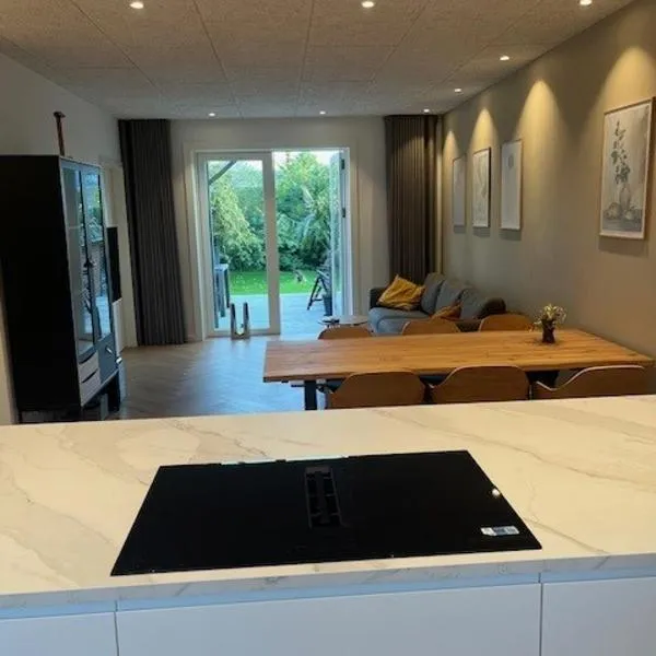 Stue villa lejlighed med adgang til stor have，位于海宁的酒店