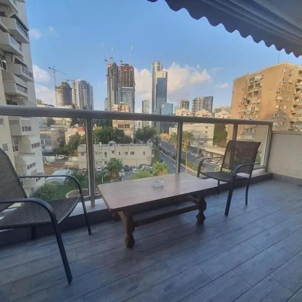 Renovated central 3 bedroom apt with great terrace and Bomb Shelter，位于拉马特甘的酒店