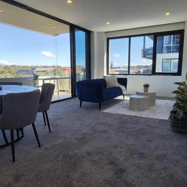 Luxury Barton Apartment with Views in Prime Location，位于Barton的酒店