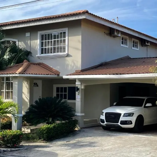 Apartamento Moderno en Villas del Golf de 2 habitaciones，位于奇特雷的酒店