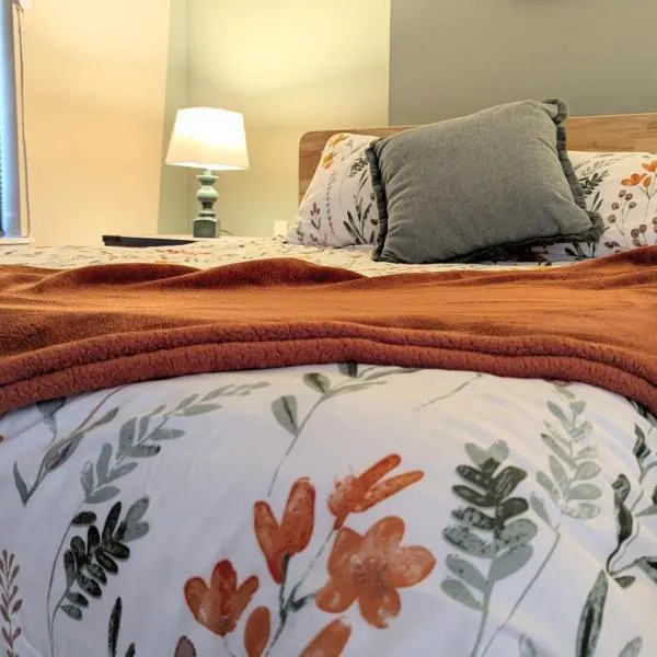 Relaxing Rustic Oasis II, Unit B - 6 minute walk to Downtown! Cyclists Welcome!，位于坎伯兰的酒店