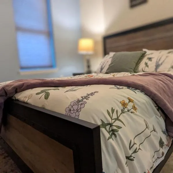 Relaxing Rustic Oasis, Unit A - 6 minute walk to Downtown! Pet-friendly & Cyclists Welcome!，位于坎伯兰的酒店