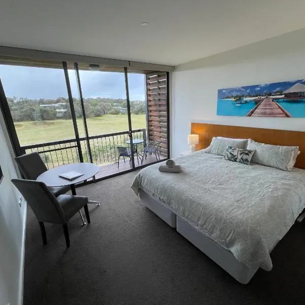 Coastal Cove Suite - with heated pool near Hot Springs & Golf，位于芬戈的酒店