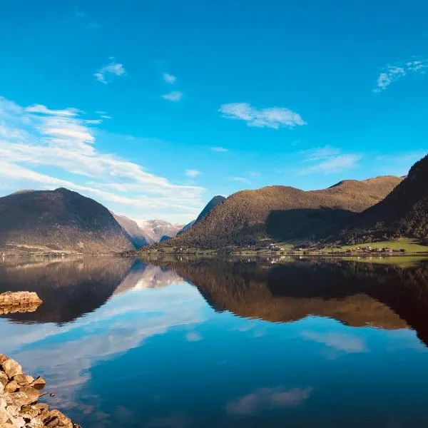 Jølster Lake View，位于Årdal的酒店