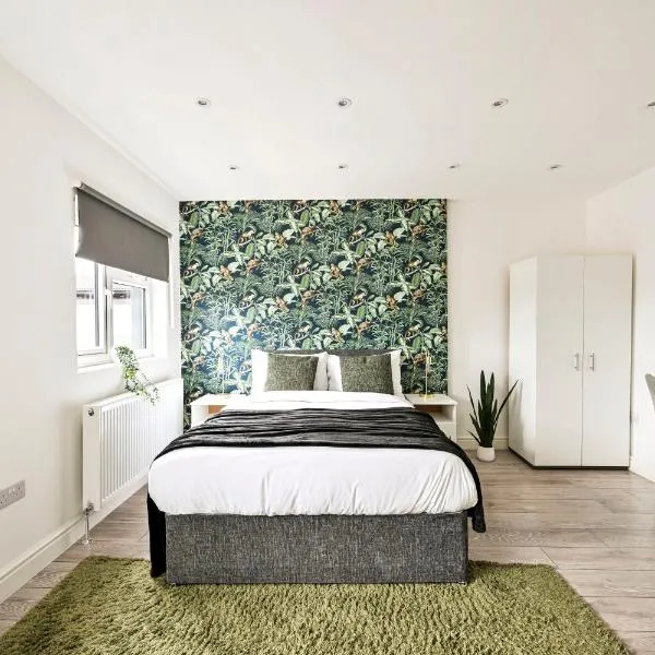 Spacious 1Bed Apt - Steps to Ealing Broadway & Shops，位于伦敦的酒店