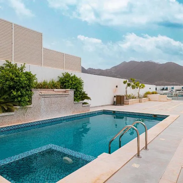 Montagne 11 Luxury Villa 3 BR - Al Dana Island Fujairah，位于富查伊拉的酒店