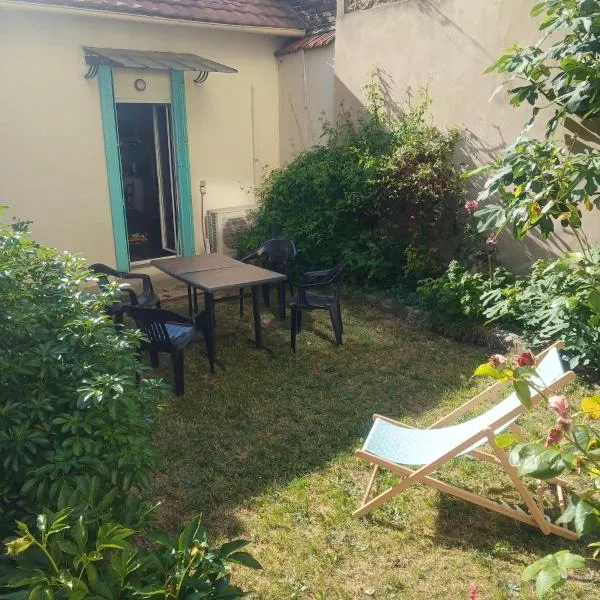 Maison de ville jardin derrière cité U à Gentilly，位于让蒂伊的酒店