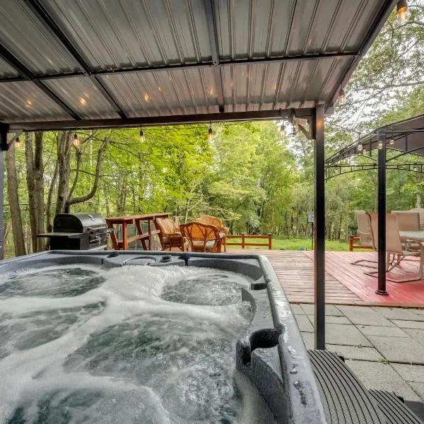 Stunning! Pocono Escape! HotTub Sauna Pool Ski Pet-Friendly Firepit Game Room Fireplace BBQ Lakes Tennis Fishing，位于Long Pond的酒店