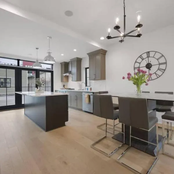 Jungle House Columbus Sleep 15 Downtown Ohio Free Parking - Near Convention Center & Nationwide Arena - 3BR Short North Luxury Home - Over 5,800 Five Star Stays，位于哥伦布的酒店