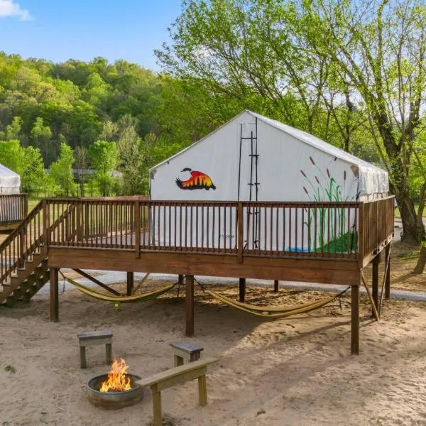 Furnished Glamping Tent/River Access/2 Queen Beds，位于Stanton的酒店