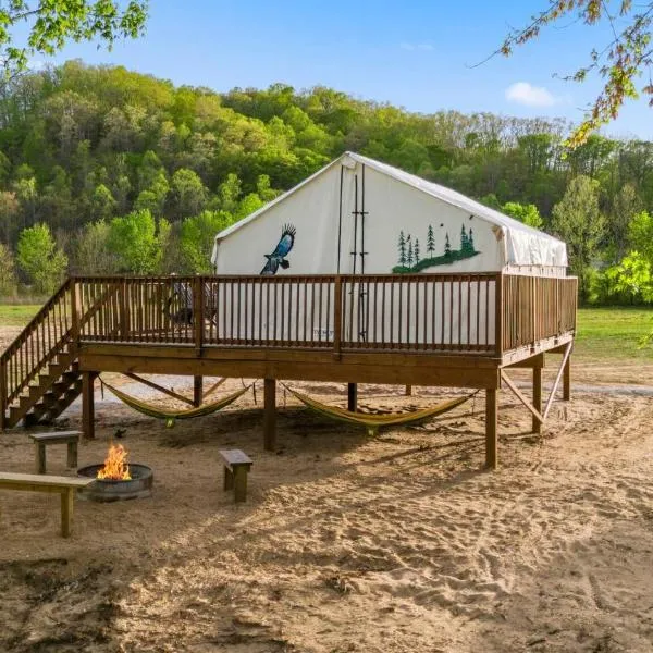 Glamping Tent/Red River Access/2 Queen Beds，位于Stanton的酒店
