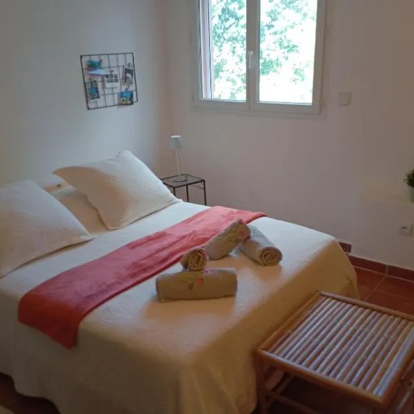 Chez Dominique et Jean-Louis - Logement T2 50m2，位于Tourves的酒店