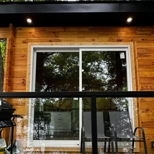 1-bedroom Unique Eco Log Cabins in Parry Sound #101，位于帕里桑德的酒店