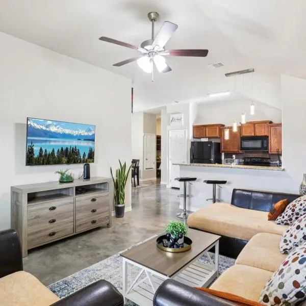 Spacious 3BR Home 10 Min to Fort Cavazos, Garage, Fast WiFi, Fenced yard, Long Stays Welcome，位于Copperas Cove的酒店