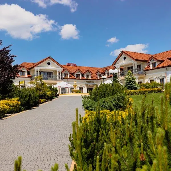 Hotel Restauracja VILLA BOLESTRASZYCE- PRZEMYŚL，位于普热梅希尔的酒店