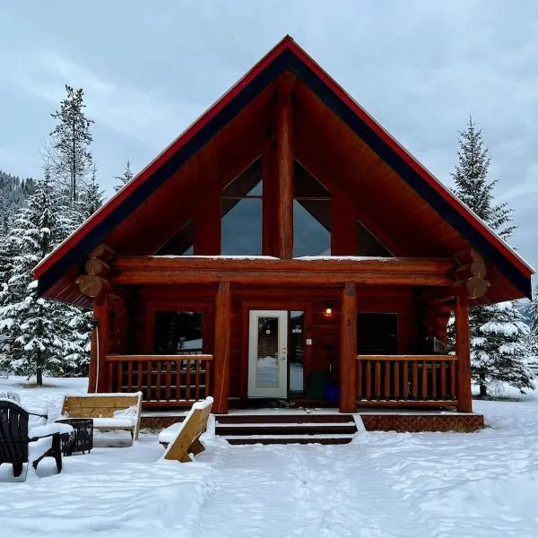Chancellor Peak 1BR and Loft Wooden Cabin near Lake Louise，位于Beaverfoot的酒店