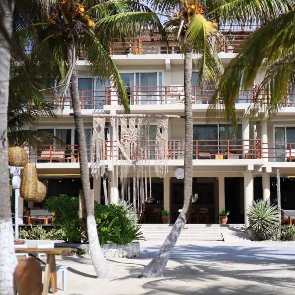 Noah Beach Hotel & Suites，位于玛哈威的酒店