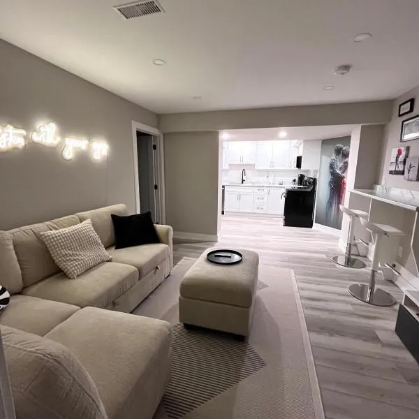 Modern Suite in Etobicoke - Near Airport & Downtown!，位于多伦多的酒店