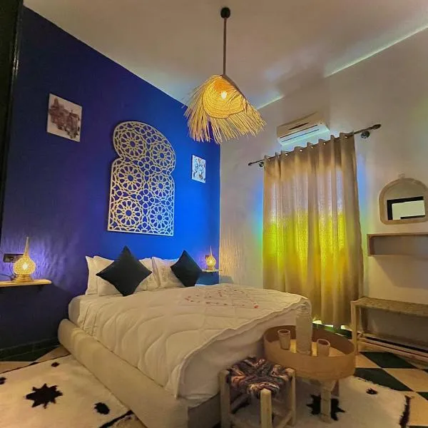 Riad Dar Sahara - Panoramic Rooftop & Outdoor Shower，位于Nkob的酒店