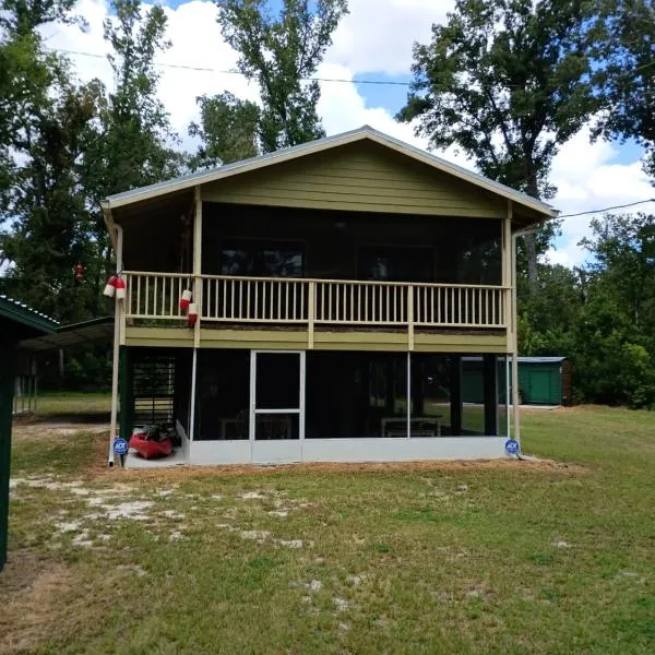 Rustic River Cabin，位于Branford的酒店