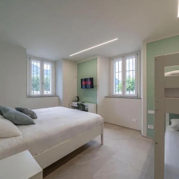 Le finestre sul Lago - Lake Como Front - Free Parking and AC，位于Olginate的酒店