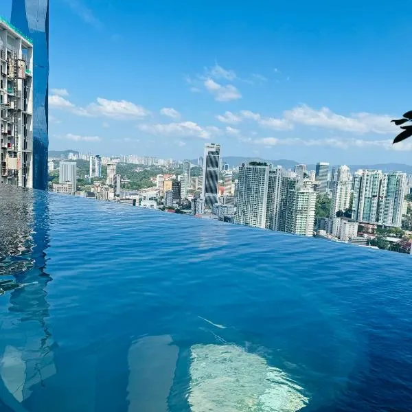 Lucentia Residence Infinity swimming pool BY Lalaport，位于吉隆坡的酒店