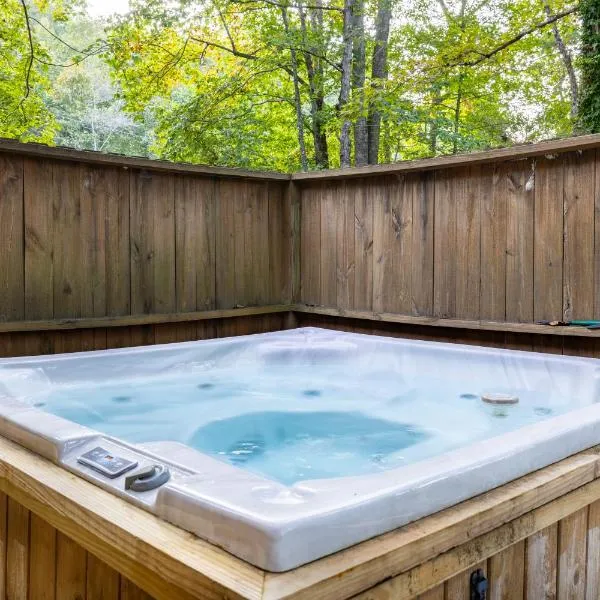 A Little River Romance - Private Dock - Hot Tub，位于Mentone的酒店