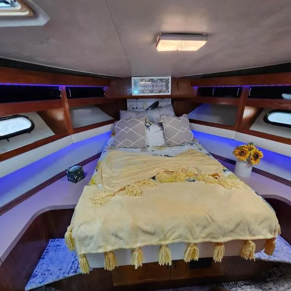 2 Bedroom Yacht Rental，位于克兰斯顿的酒店