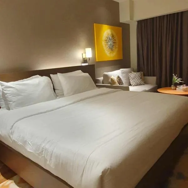 Novotel Residences Hotel Manila by Jolly Luxe Suites，位于马尼拉的酒店