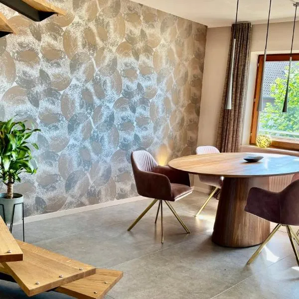 Heaven Homes XL für 6 - Wohlfühloase auf 2 Etagen mit Badewanne，位于巴特坎贝格的酒店