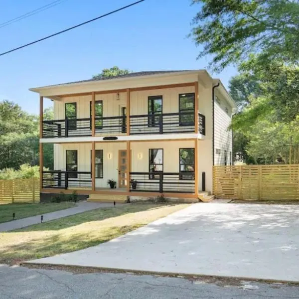 Mystic Falls Downtown Modern Farmhouse，位于卡温顿的酒店