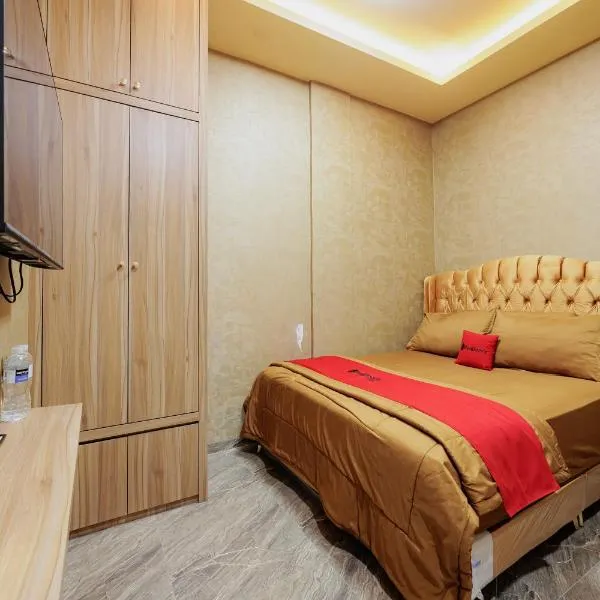 RedDoorz Plus Syariah @ Tiban Centre Batam，位于Tanjungriau的酒店