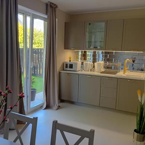 Deluxe Apartament z kuchnią i parkingiem na wyłączność，位于切哈努夫的酒店