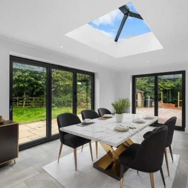 Luxurious Relaxing 5 Bed House for great comfort，位于拉特沃思的酒店