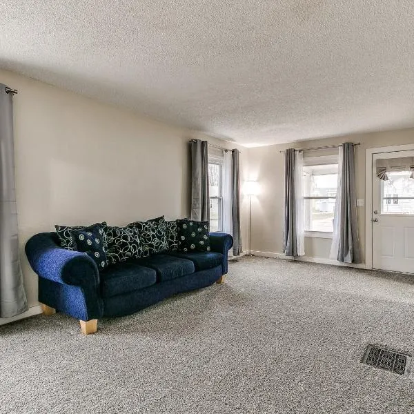 Cozy House Near Iowa State Fairgrounds!，位于德梅因的酒店