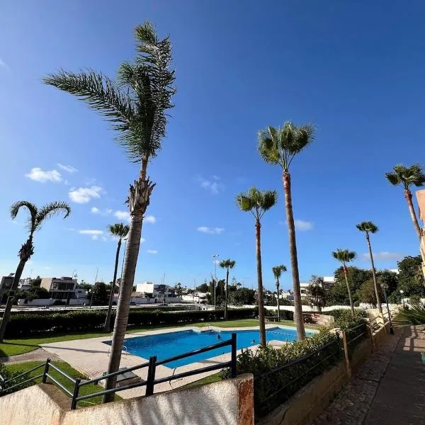 Spacious Triplex in Harhoura，位于埃尔哈豪拉的酒店