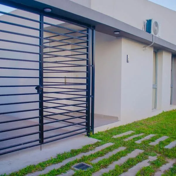 House 4 minutes from the airport,位于埃塞萨的酒店