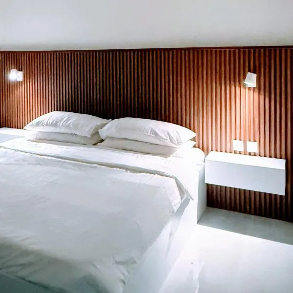 Onyx F62-2BHK modern classy furnished home with balcony，位于马斯喀特的酒店