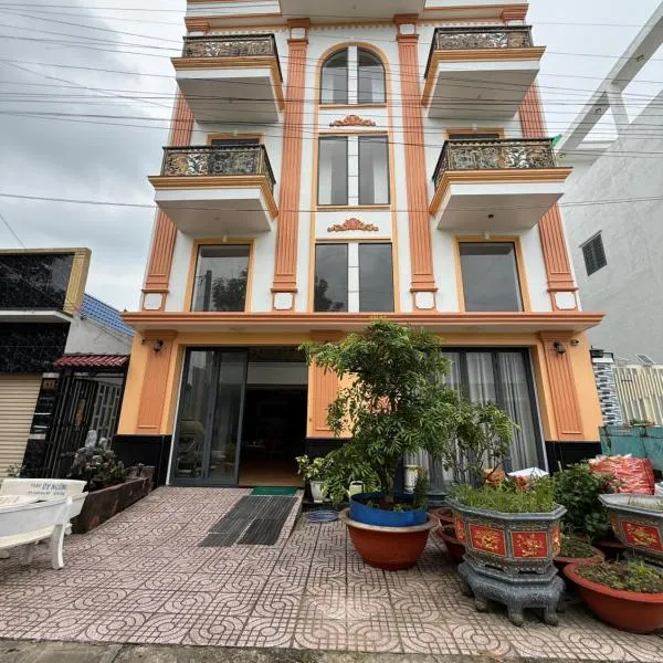 Hotel 5 Sao，位于Bến Lức的酒店