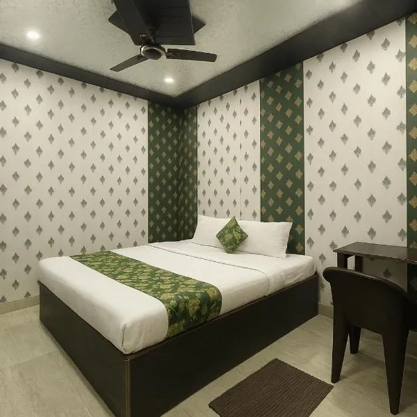 HOTEL SHIVAYY MAJESTIC - BHU Sundarpur Road 3km from KASHI VISHWANATH TEMPLE，位于瓦拉纳西的酒店