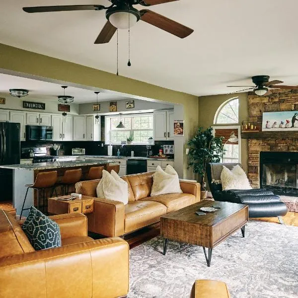 Visit Chill House 15 miles from Windham Hot Tub and Ping Pong，位于Cairo的酒店