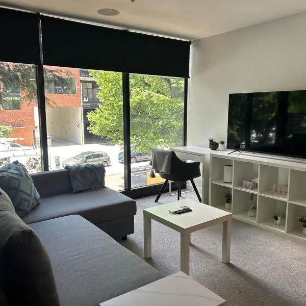 Plush 221 Midnight Braddon 2bedroom 2bathroom Free parking Free wifi，位于Braddon的酒店