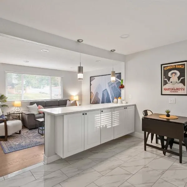 Home With Sunset Patio, Fenced Backyard, And Quick Access To Denver - Gray Street，位于阿瓦达的酒店
