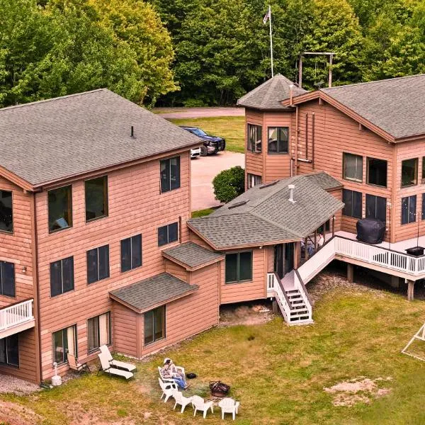 Bear Mountain Lodge. 560 Acre Wooded Estate.，位于Robbinston的酒店