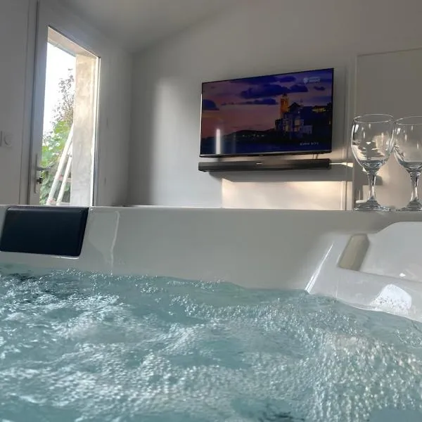 Private Spa and Garden 10 min from Mont St-Michel，位于蓬托尔松的酒店