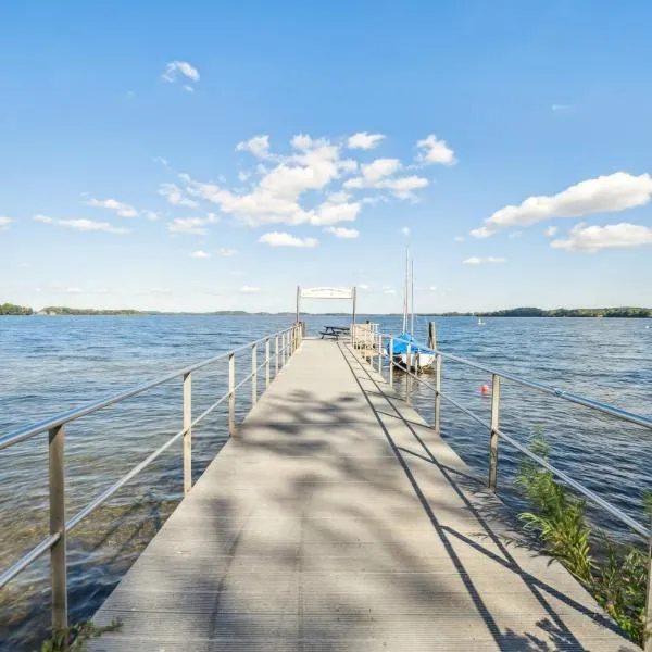 Plöner See bei Plön, mit Panoramablick auf den See，位于德尔绍的酒店