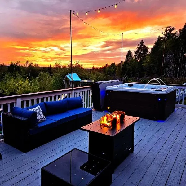 Bear Mountain Lodge. 560 Acre Wooded Estate.，位于Robbinston的酒店