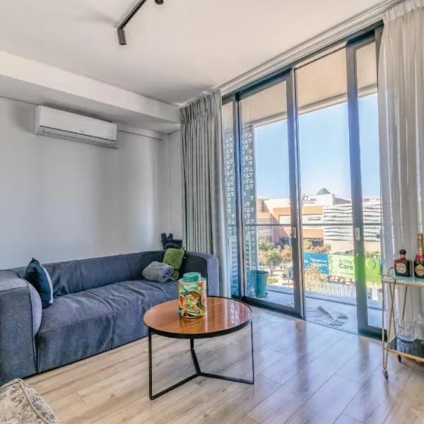 Modern Bachelor Suite & Stunning View Pool & Gym，位于米德兰的酒店