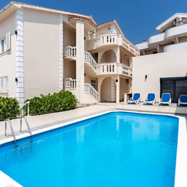 Villa Royal 2 with a pool，位于诺瓦利娅的酒店