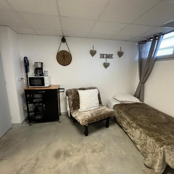 Studio, quiet and secure in ZA，位于Chaingy的酒店